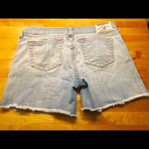 ❤️ True Religion cutoff denim shorts, size 32.